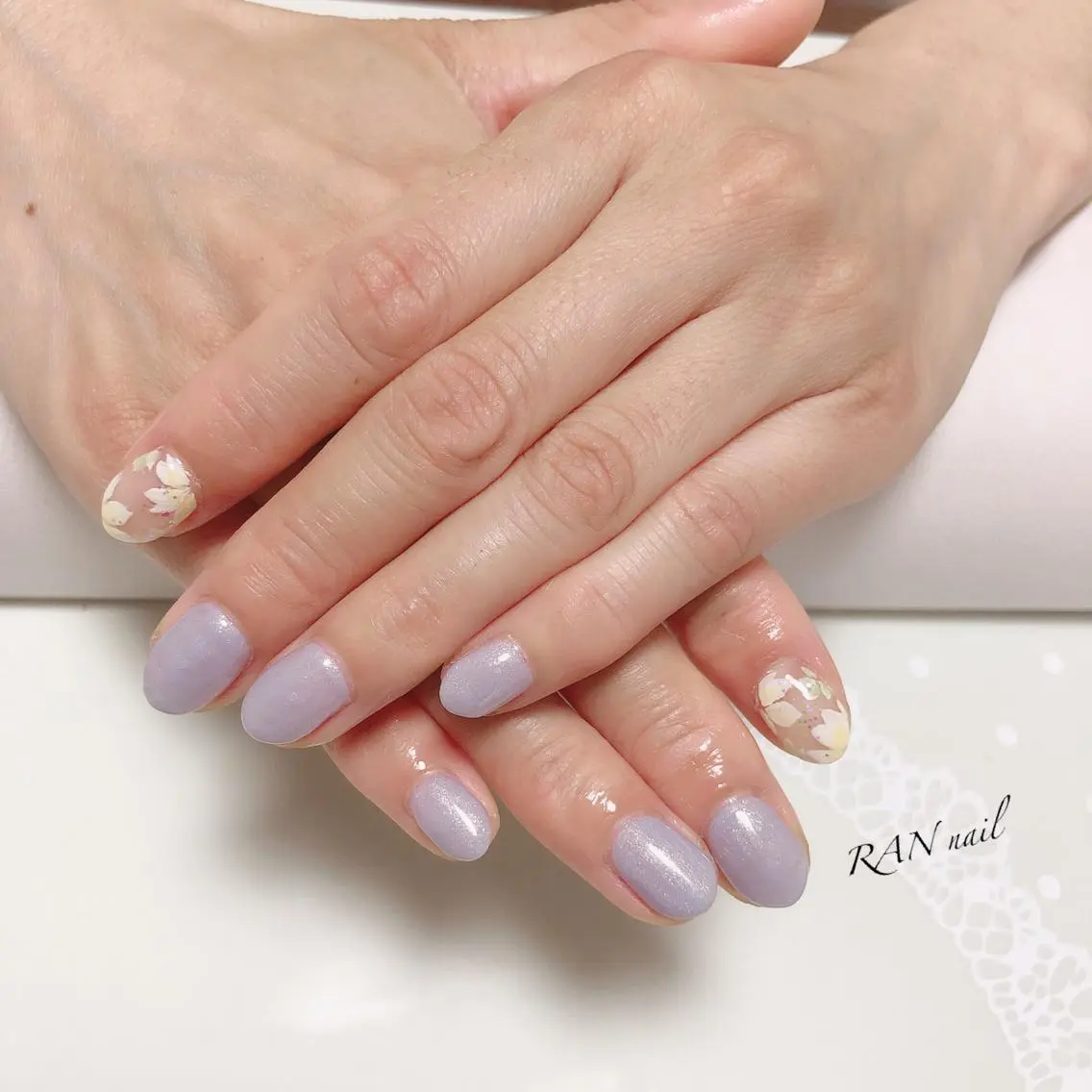 ネイル フラワーネイル ラメ(グリッター) シンプルネイル ホワイト ハンドネイル フットネイル RAN nailのネイルデザイン