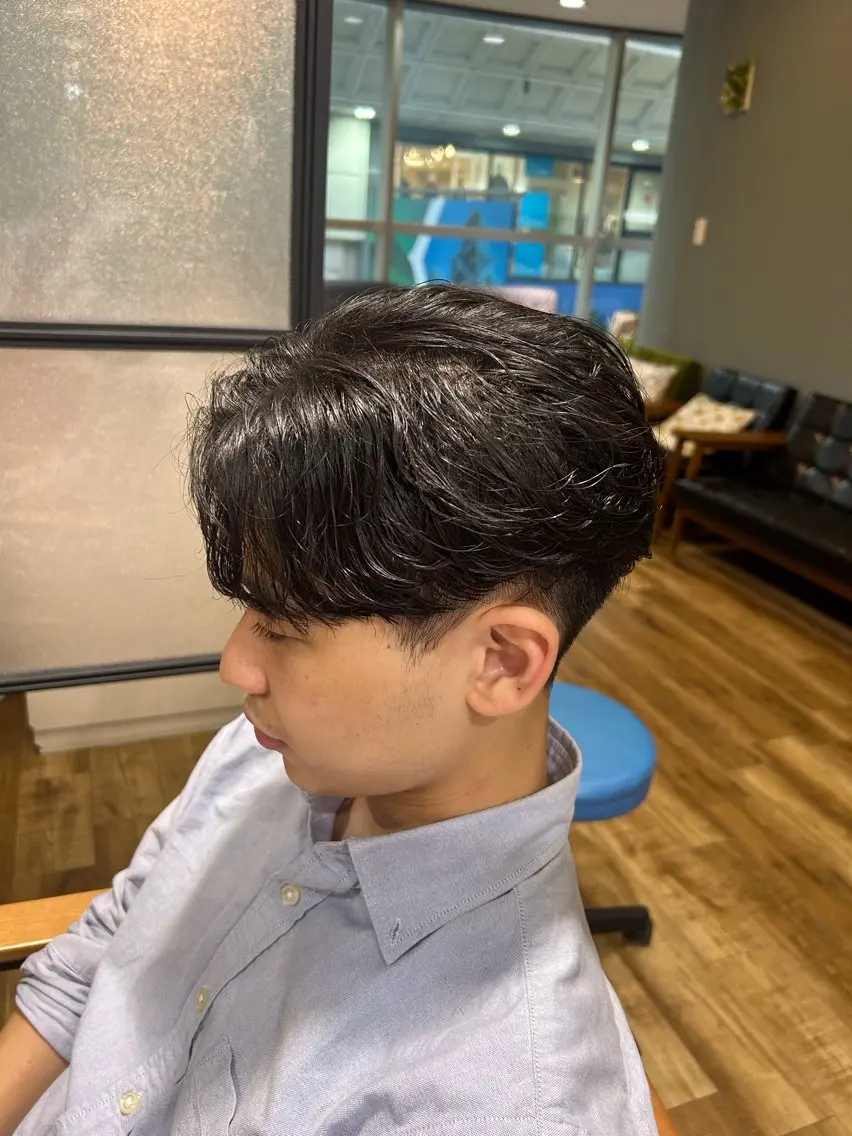 ミディアム パーマ メンズ ミディアムパーマ メンズパーマ ニュアンスパーマ カット パーマ 鶴田 将清のヘアスタイル