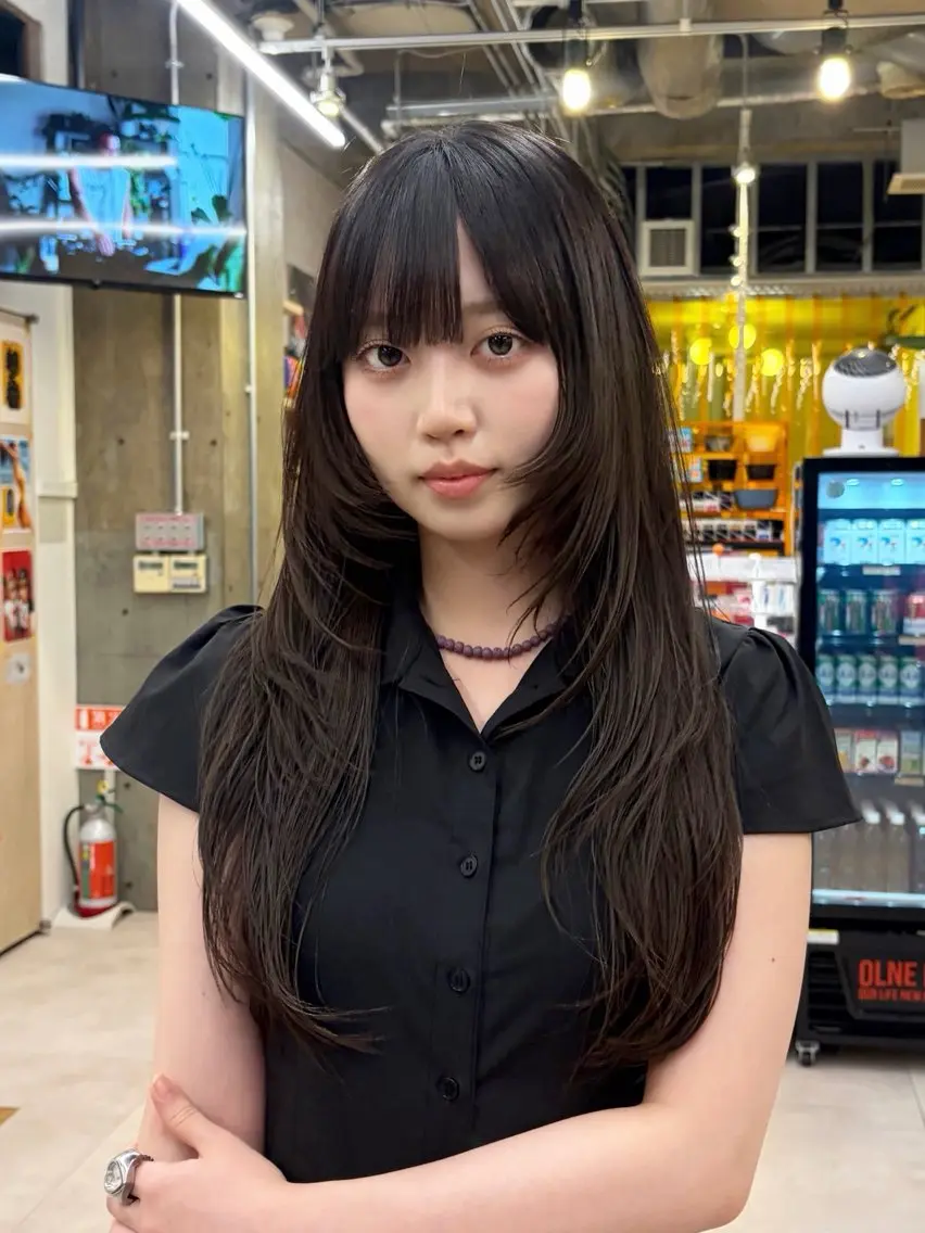 ロング カット sara ブリーチカラーのヘアスタイル