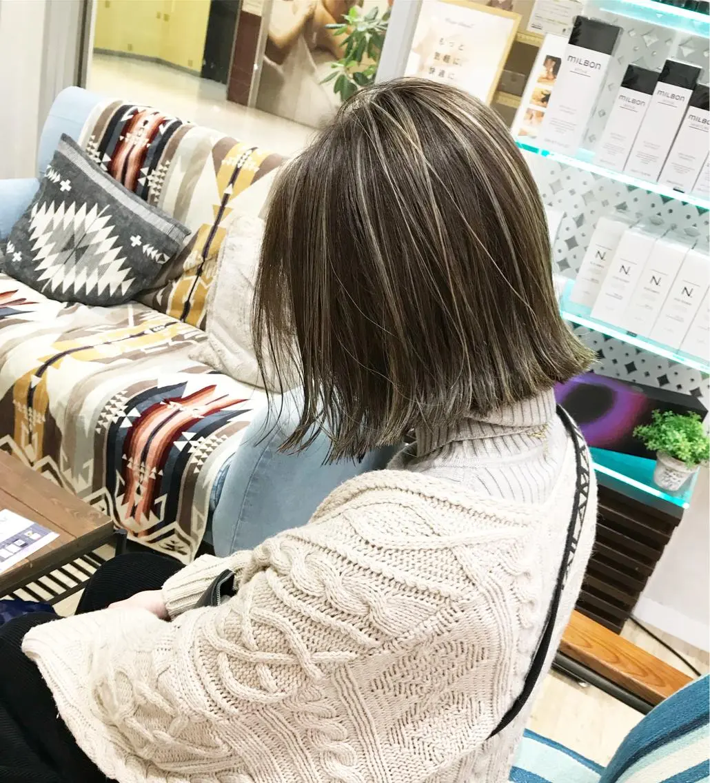 ミディアム カラー ハイライトカラー ハイライト カット ヘアカラー トリートメント ブリーチカラーレイヤ ーカット🦋annaのヘアスタイル
