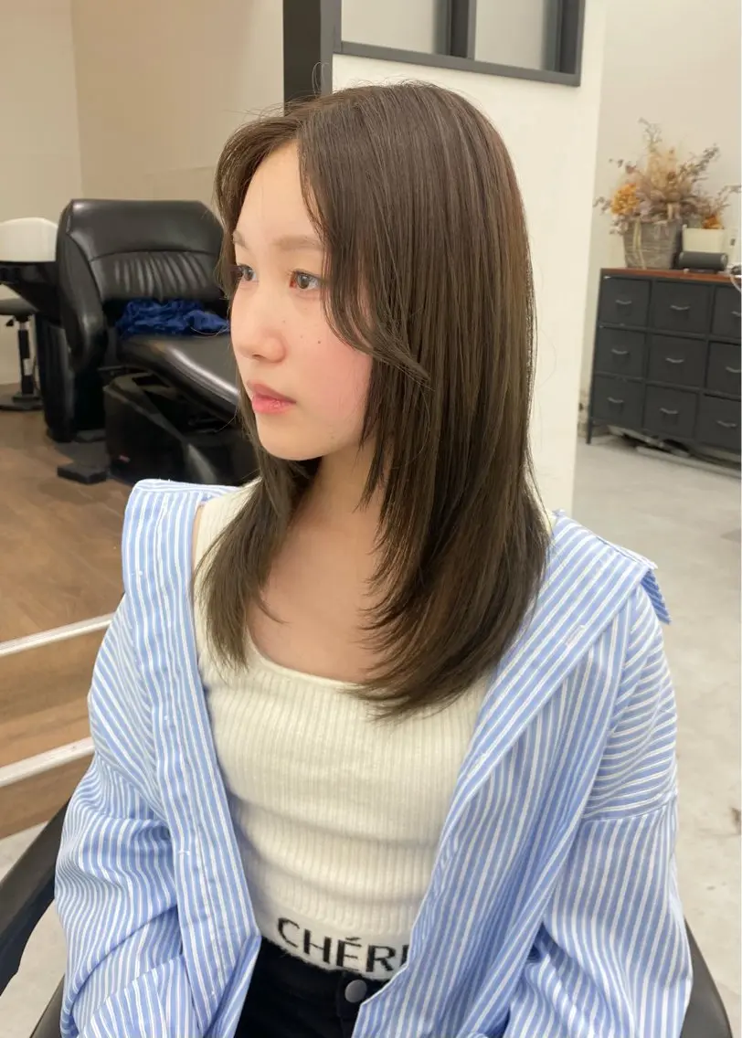 セミロング カラー ブリーチ グレージュ ブリーチなしカラー レイヤーカット シャギー カット ヘアカラー トリートメント tomomi /レイヤーカットのヘアスタイル