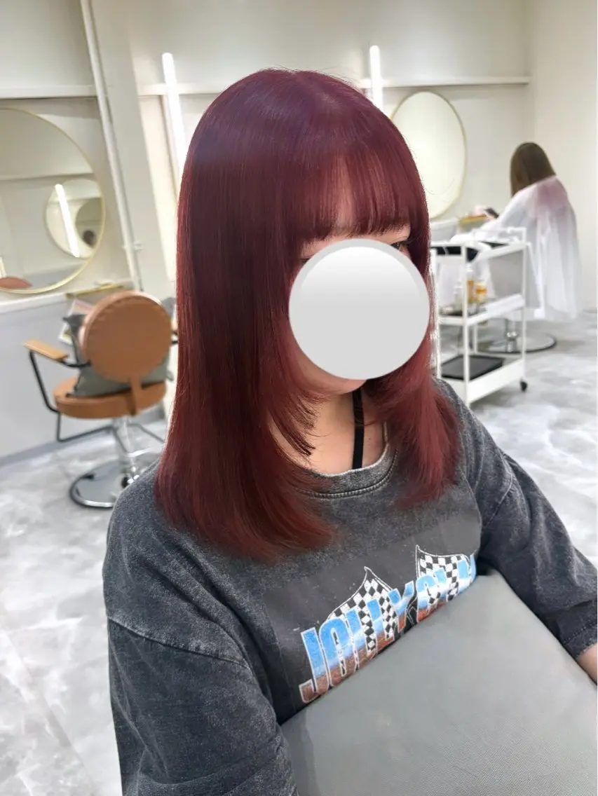 セミロング カラー ブリーチ レッドカラー 顔まわりレイヤー レイヤーカット カット ヘアカラー 暖色カラー✨️ 門内 梨真のヘアスタイル