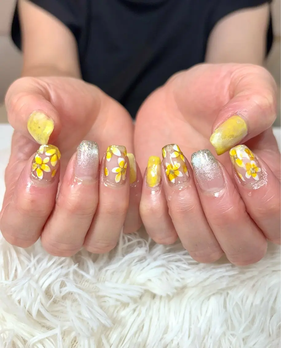 ネイル フラワーネイル ニュアンスネイル 夏ネイル 黄色 ハンドネイル LUANA n'sのネイルデザイン