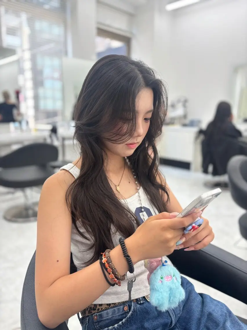 ロング カラー 抜け感レイヤー︴ ニュアンスカラーのヘアスタイル