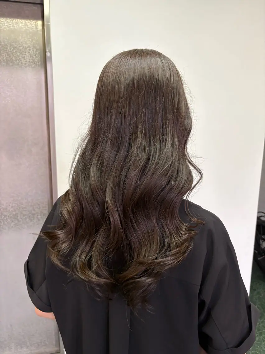 ロング カラー アッシュ アッシュブラウン ブリーチ ブラウンカラー 透明感カラー ヘアカラー saya (サヤ)のマツエク・マツパデザイン