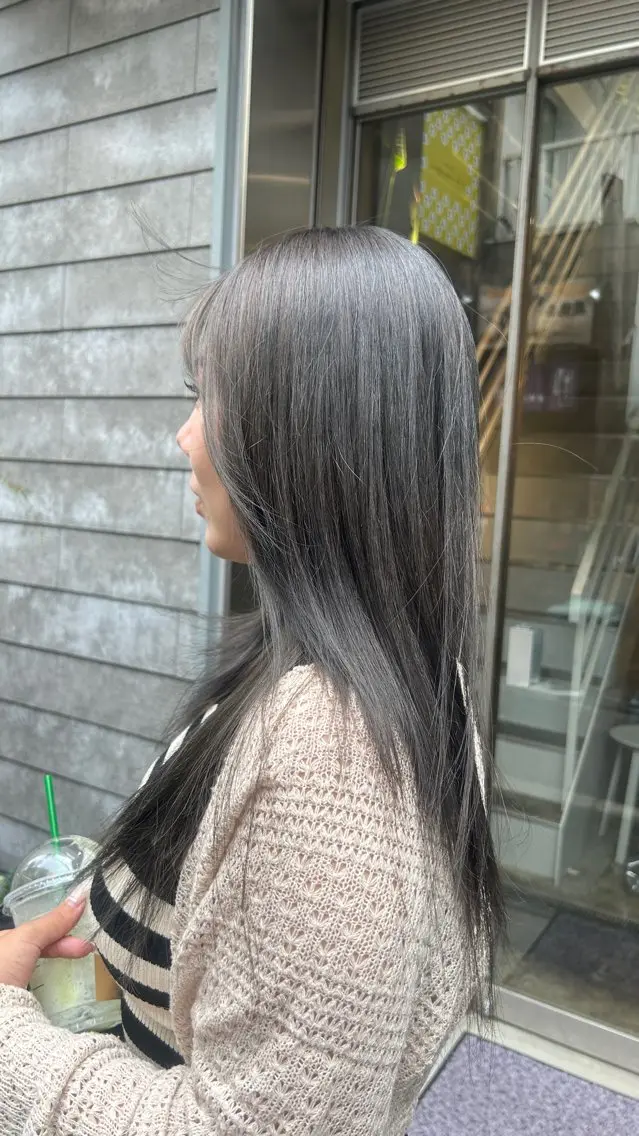 ロング アッシュ アッシュグレー ヘアカラー 橋本 彩音のヘアスタイル