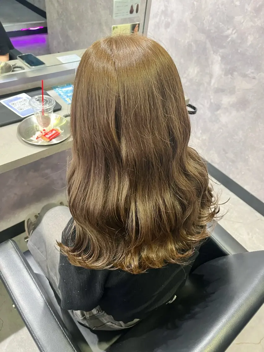セミロング カラー ベージュカラー オリーブベージュ ヘアカラー 伊藤 由妃乃のヘアスタイル