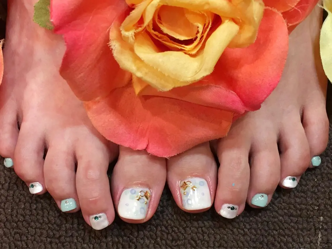 ネイル フットネイル フレンチネイル ジェルネイル シンプルネイル white nail salonのネイルデザイン