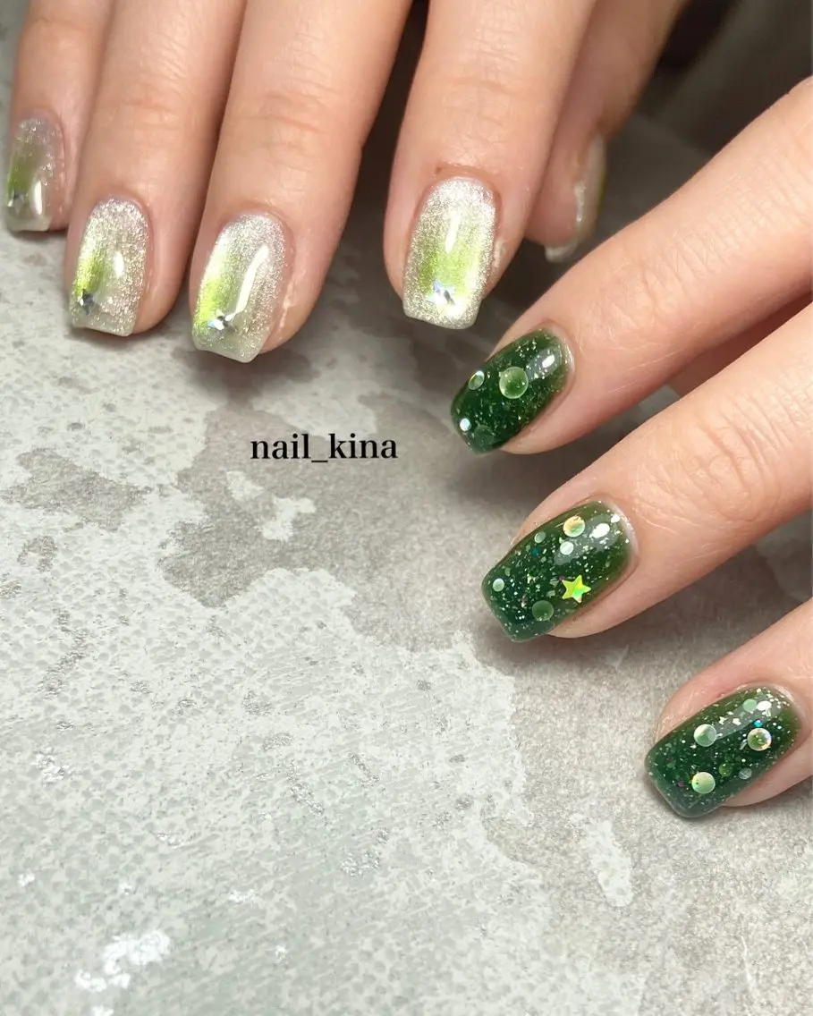 ネイル チークネイル グリーン ホログラムネイル マグネットネイル 持ち込み nail_ kinaのネイルデザイン