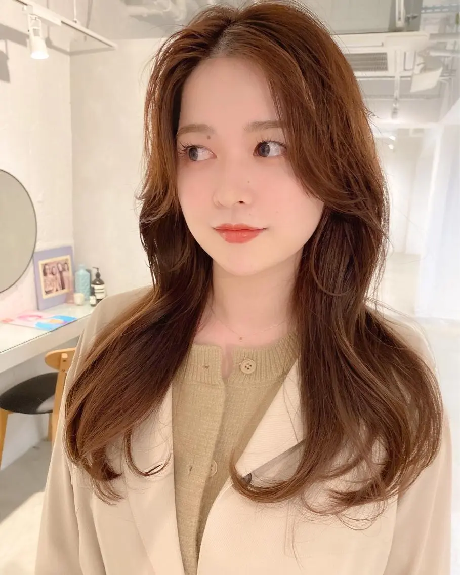 一番人気!透明感カラーとコテ巻き韓国風パーマでアイロン無しの簡単ヘアシステムトリートメント付の写真
