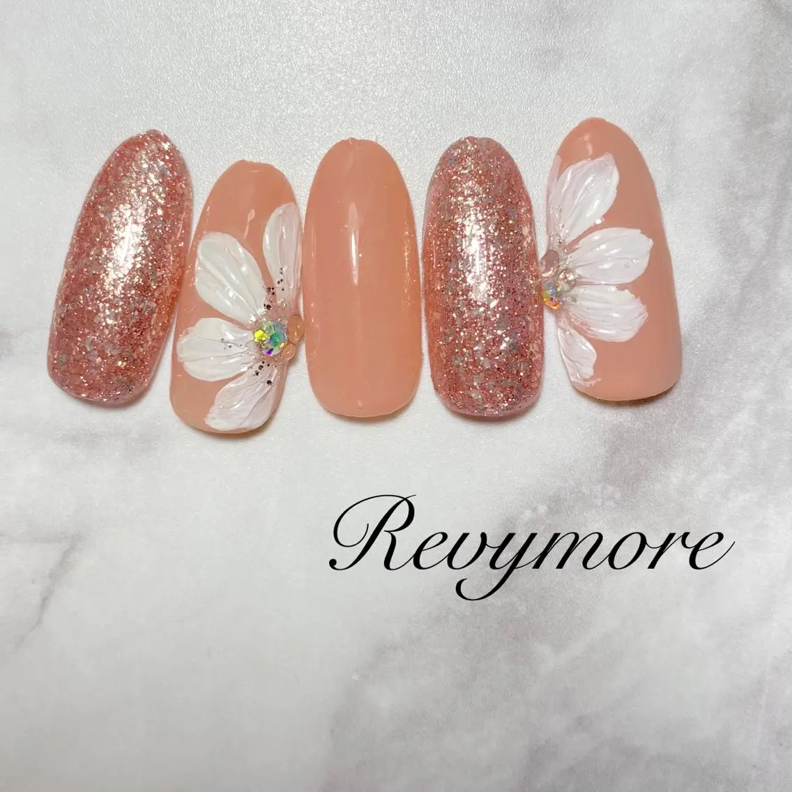 ミディアム ネイル 韓国風ヘア フラワーネイル ジェルネイル キラキラネイル 韓国ネイル nail salon Revymoreのネイルデザイン