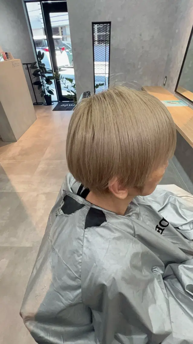 ミディアム カット ヘアカラー motoトップカラー リスト/ブリーチカラのヘアスタイル