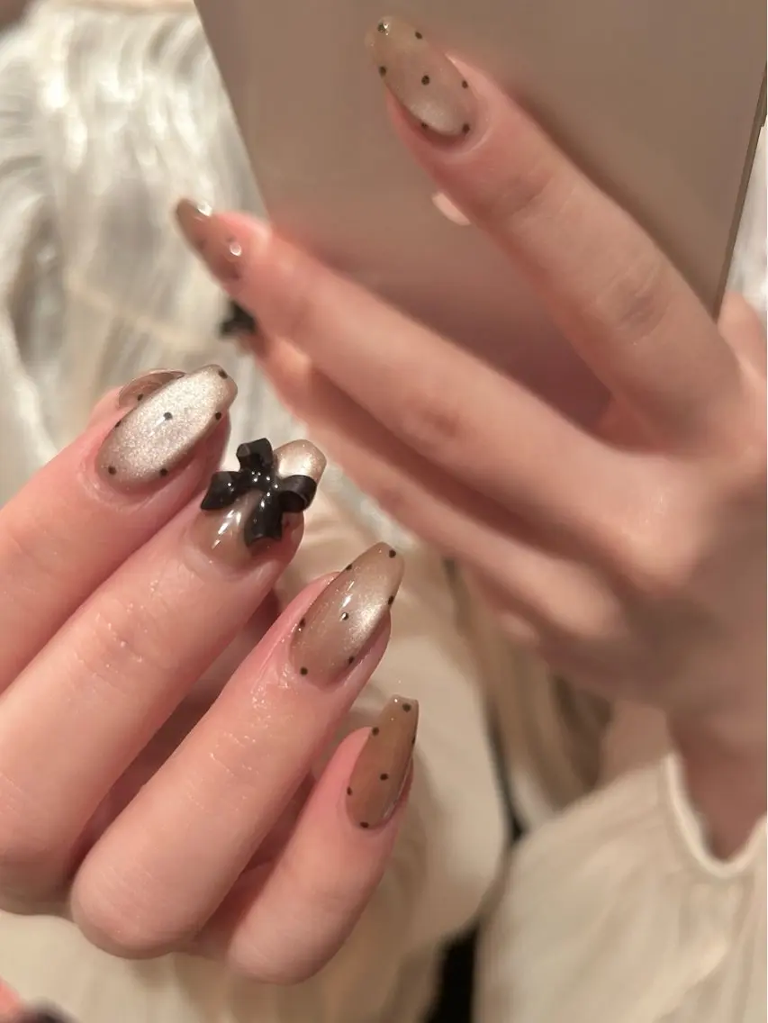 ネイル ドット ジェルネイル ガーリー マグネットネイル パラジェル ハンドネイル 🎀チーク/ちゅるん 🫧chisa🎀のネイルデザイン