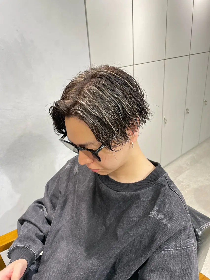ショート カラー パーマ メンズ メンズハイライト メンズパーマ 波巻きパーマ ハイライトカラー ハイライト ヘアカラー マエダ リョウのヘアスタイル