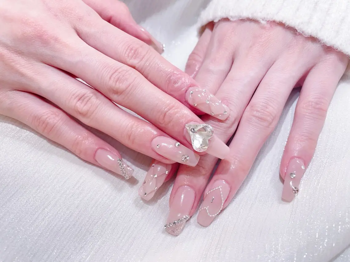 ネイル チークネイル 長さ出し フラワーネイル フレンチネイル ガーリー sun nail池袋 モデル募集のネイルデザイン