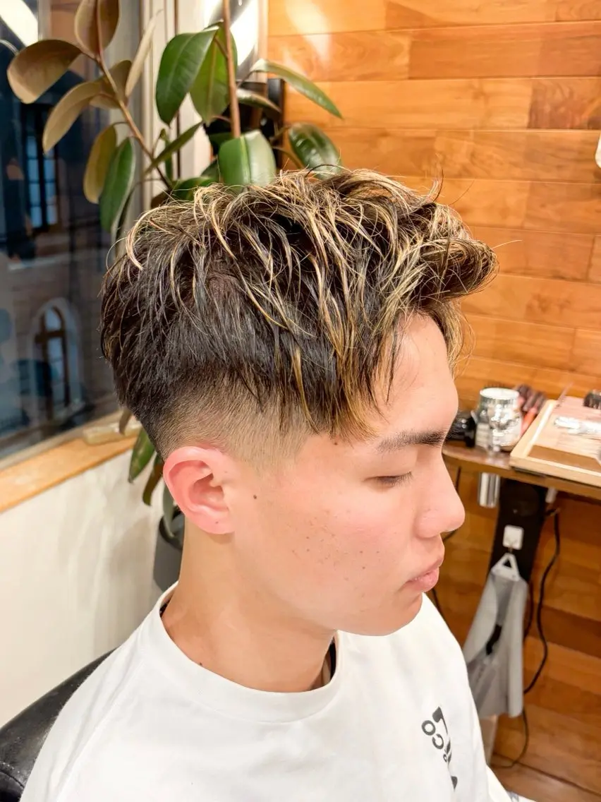 ショート カラー メンズ アップバング メンズメッシュ グラデーションカラー メッシュ カット ヘアカラー 三宮メンズカット ヨシイッキのヘアスタイル