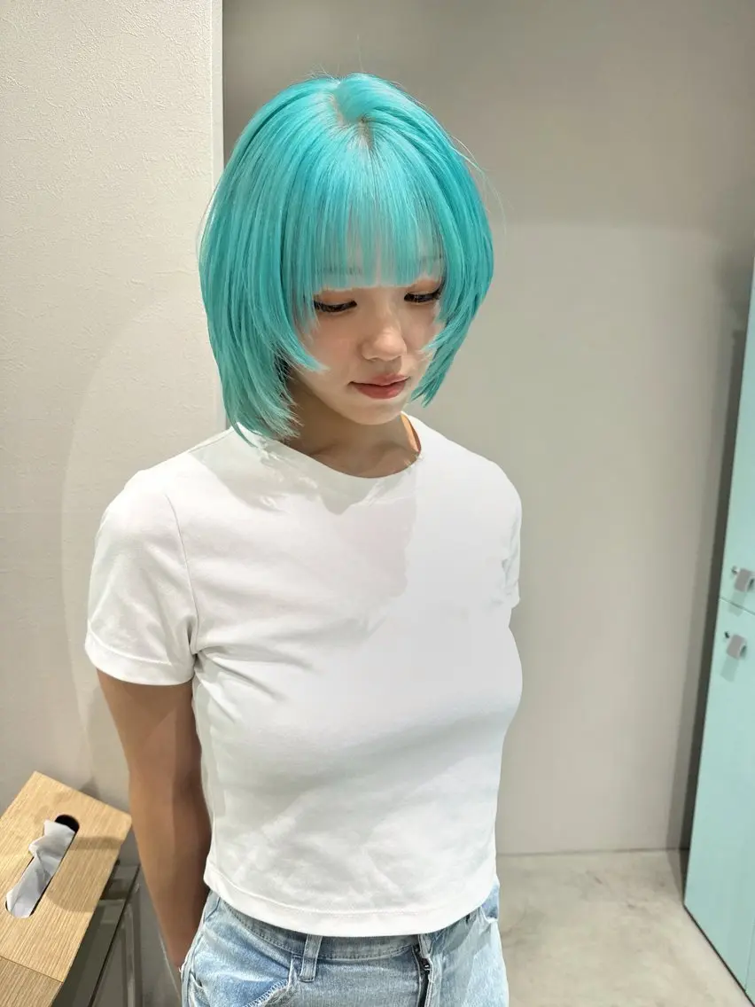 ショート ヘアカラー GEM YURI ハイトーンカラーのヘアスタイル