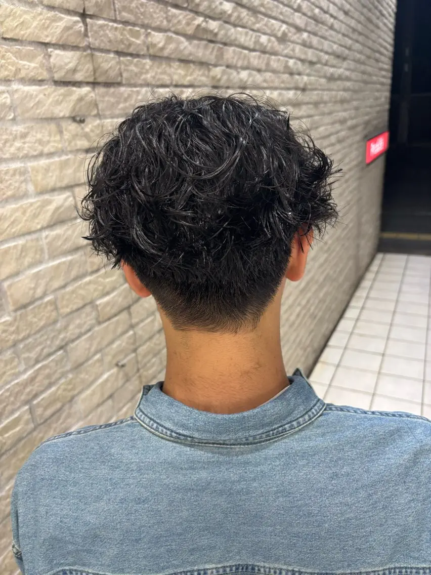 ミディアム パーマ メンズ 【メンズ特化】セン ターパート/保坂太一のヘアスタイル