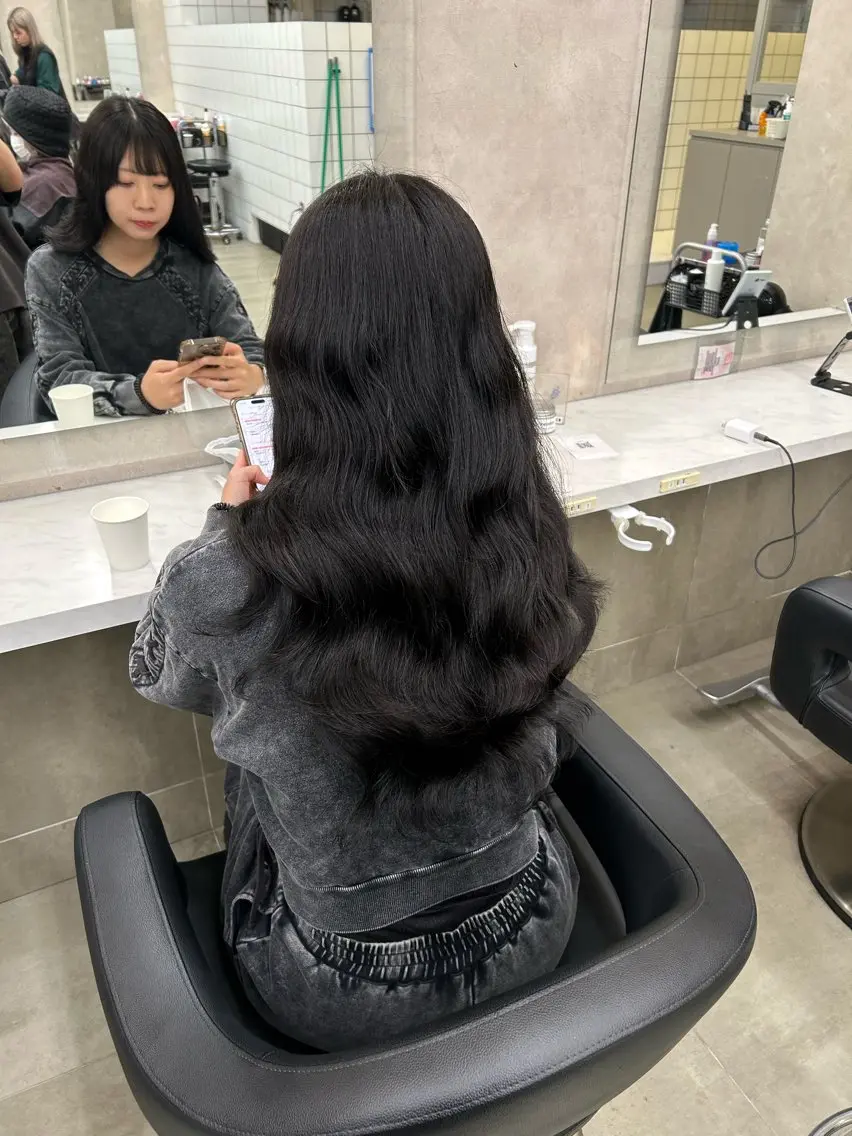 ロング カラー パーマ ヘアアレンジ メンズ キッズ カット パーマ トリートメント 🦋韓国レイヤー｜ 透明感グレージュ🦋のヘアスタイル