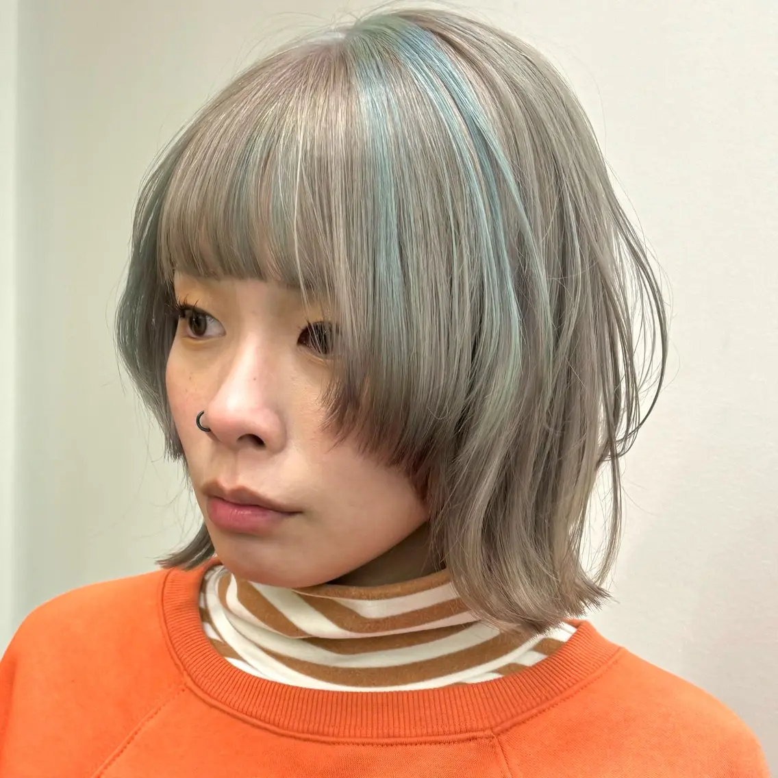 ミディアム カラー ブルーカラー グレージュ ひなた あゆみのヘアスタイル