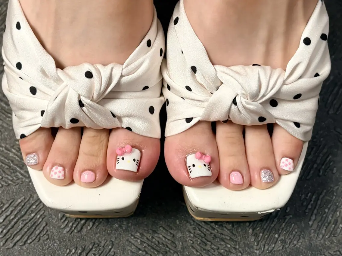 ネイル フットネイル ジェルネイル キラキラネイル ラメ(グリッター) マグネットネイル フットネイル ♡Bivi♡自爪に 優しいネイルサロンのネイルデザイン