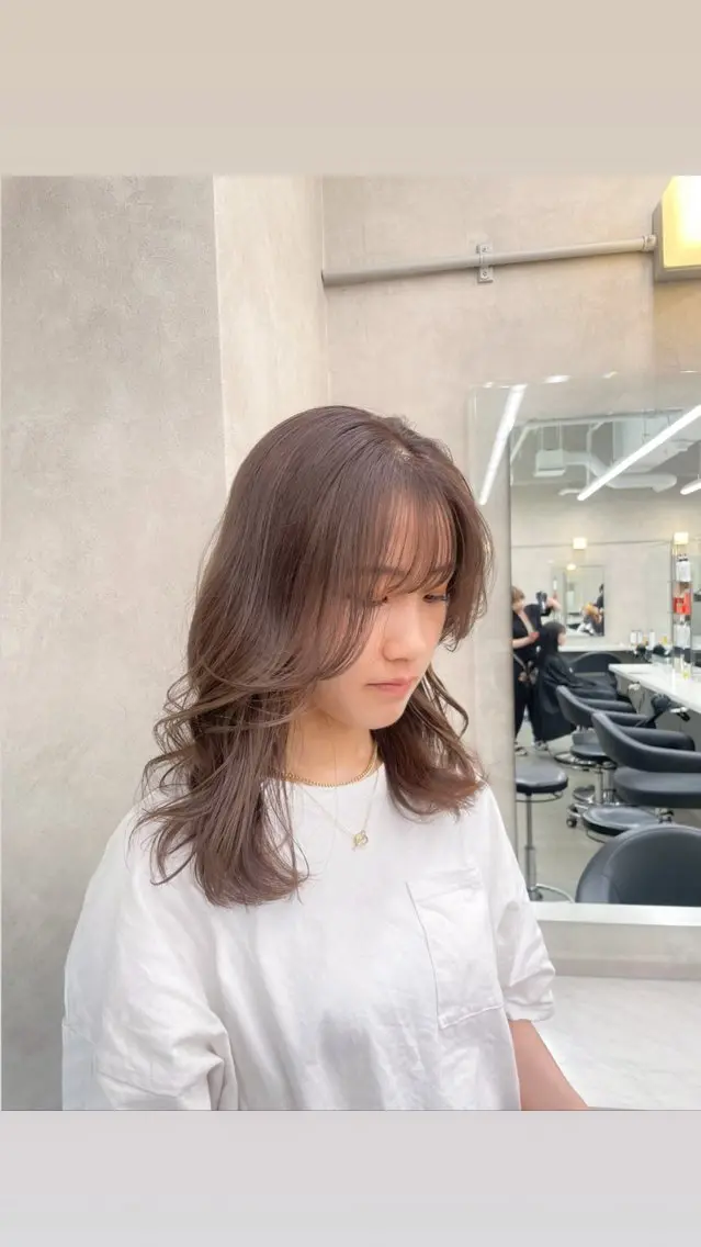 セミロング カラー 抜け感レイヤー︴ ニュアンスカラーのヘアスタイル
