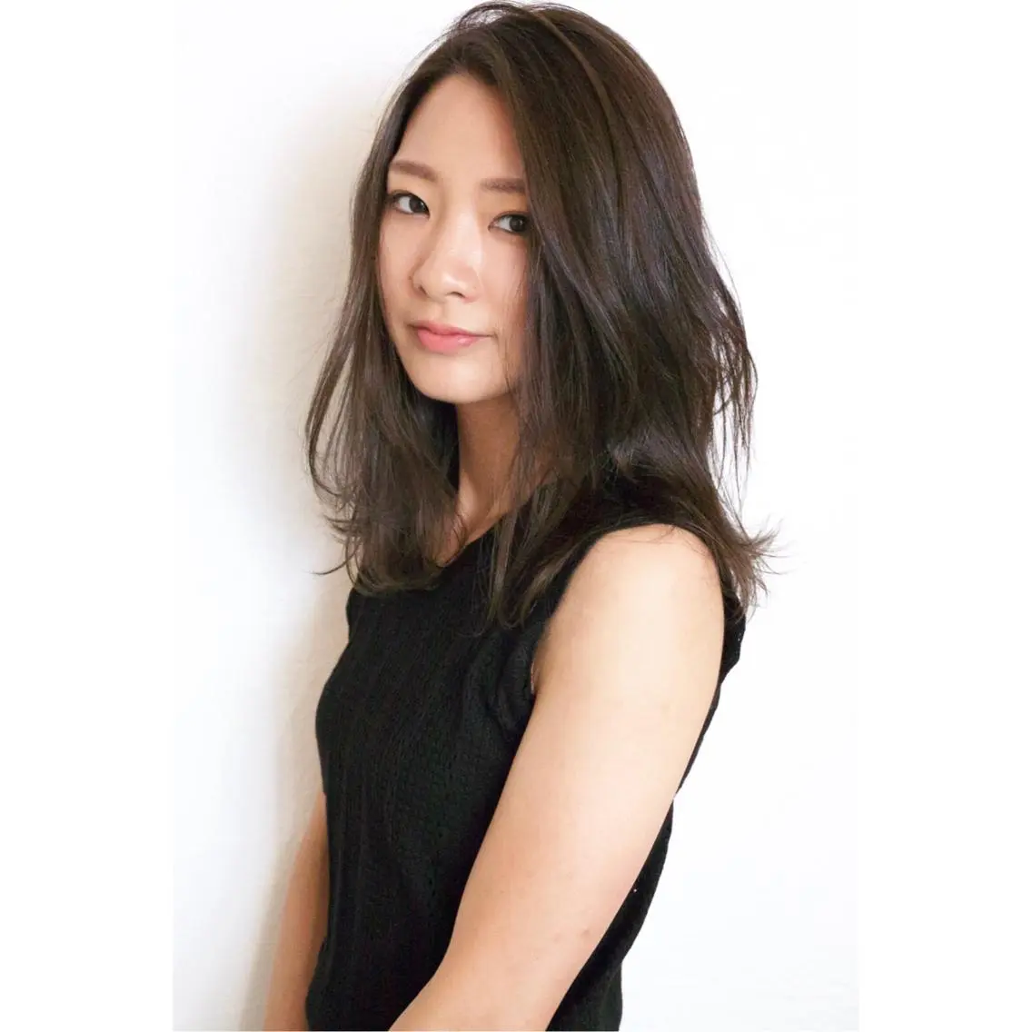 セミロング カラー グレージュ fio マナミのヘアスタイル
