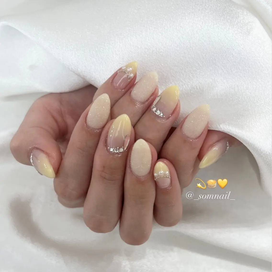 ネイル ジェルネイル キラキラネイル 韓国ネイル ストーンネイル 黄色 SOM NAILのネイルデザイン
