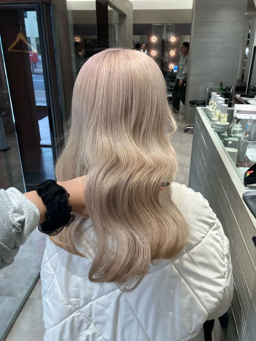 ロング カラー ブロンド ハイトーンカラー ホワイトブロンド ヘアカラー サキ🤍ハイトーン 🩰くびれ巻きヘアのヘアスタイル