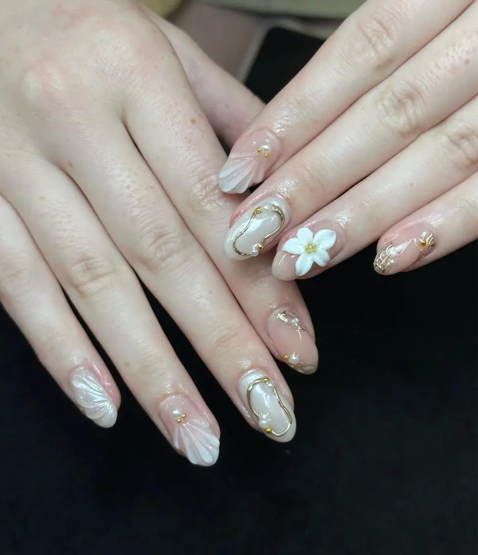 ネイル アートネイル フラワーネイル ジェルネイル ゴールド 韓国ネイル Iconic Nailのネイルデザイン