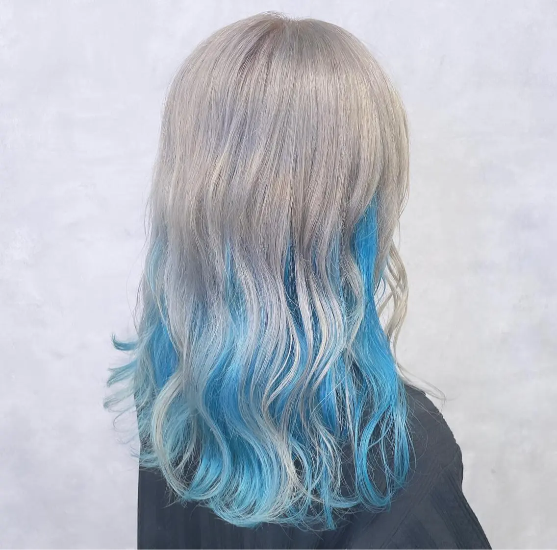 ミディアム カラー シルバー ブリーチ&エクステ 🥀ケアカラー特化のヘアスタイル