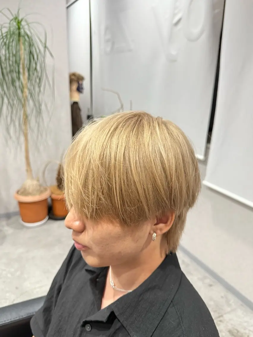 ミディアム カラー メンズ メンズハイトーン ベージュカラー ハイトーンカラー ミルクティーベージュ 白石 海斗のヘアスタイル