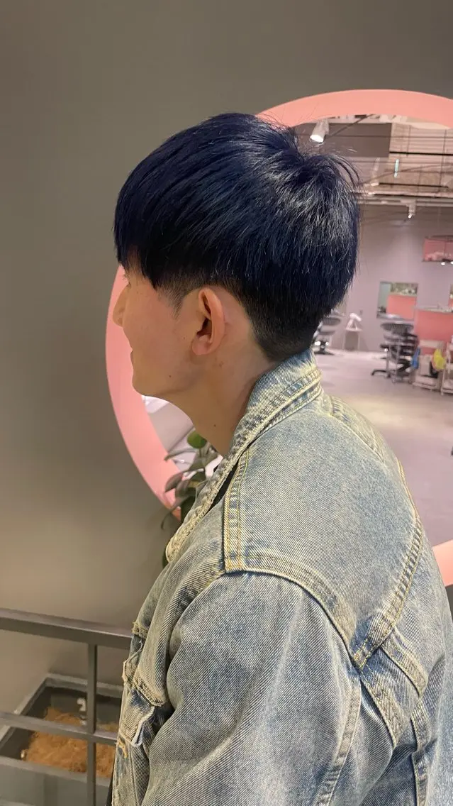 カラー メンズ メンズブリーチ ブリーチ ブルーカラー ネイビーカラー ないとう ゆうかのヘアスタイル
