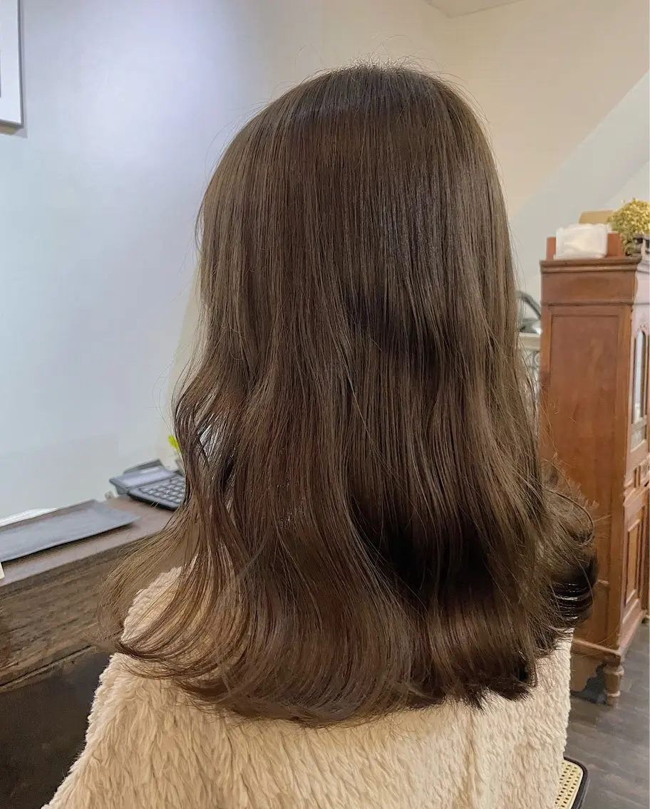 セミロング 三國 栞音のヘアスタイル