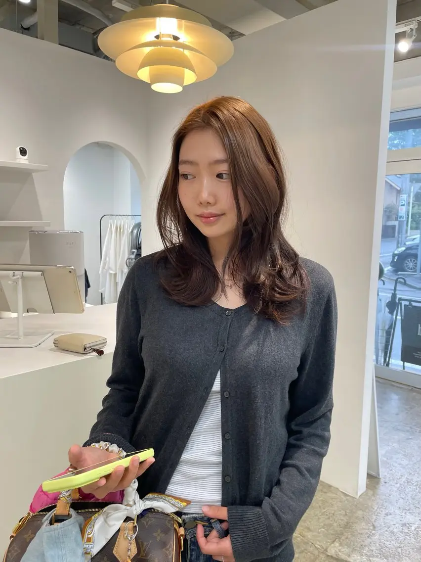 ロング カラー ベージュカラー レイヤーカット カット ヘアカラー トリートメント H I ＮＡのヘアスタイル