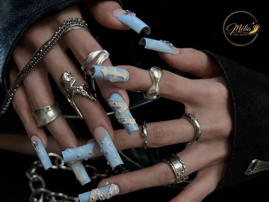 ネイル ブルー ロングネイル 持ち込み シルバー ネイルチップ ハンドネイル ハンドケア Melia Nailsのネイルデザイン