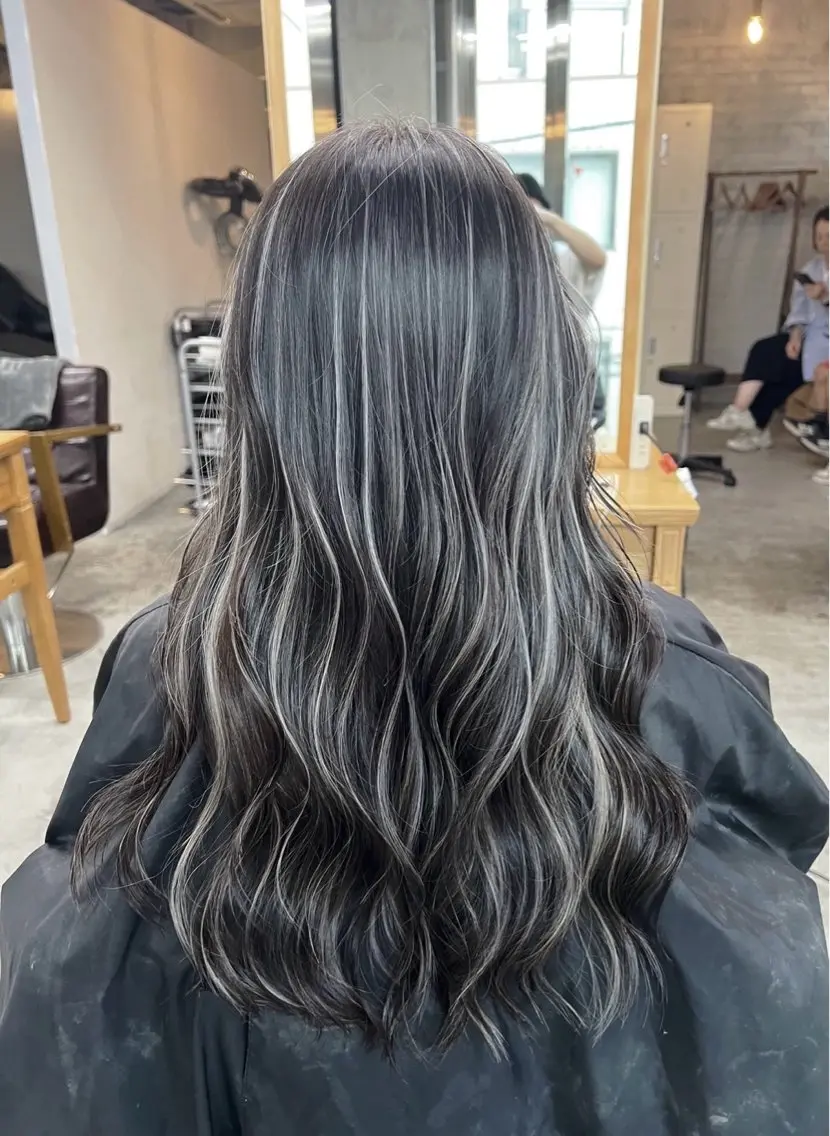 ロング カラー ダークグレー ダークグレージュ グレージュ ハイライトカラー ハイライト ヘアカラー トリートメント 指名数No.1 /NAOYAのヘアスタイル