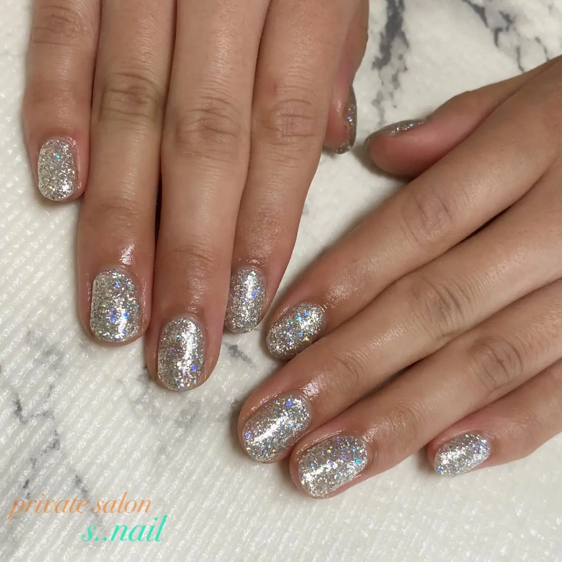 ネイル オーロラネイル キラキラネイル ラメ(グリッター) シルバー ハンドネイル フットネイル s..nail / MORITAのネイルデザイン