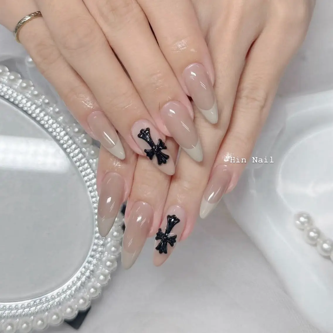 ネイル アニマル柄 ボルドー ブラウン チークネイル ドット ハンドネイル HIN NAILのネイルデザイン
