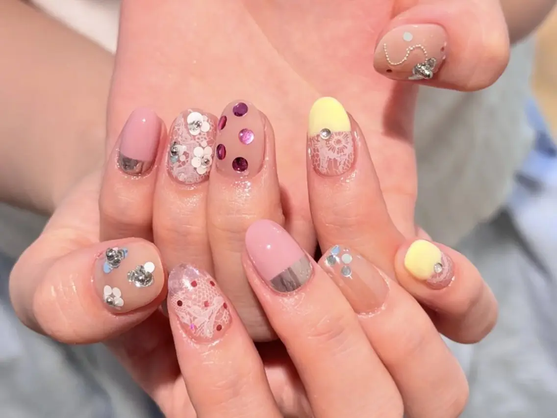 ネイル チークネイル フレンチネイル ジェルネイル ガーリー キラキラネイル ハンドネイル UM Nail Salonのネイルデザイン
