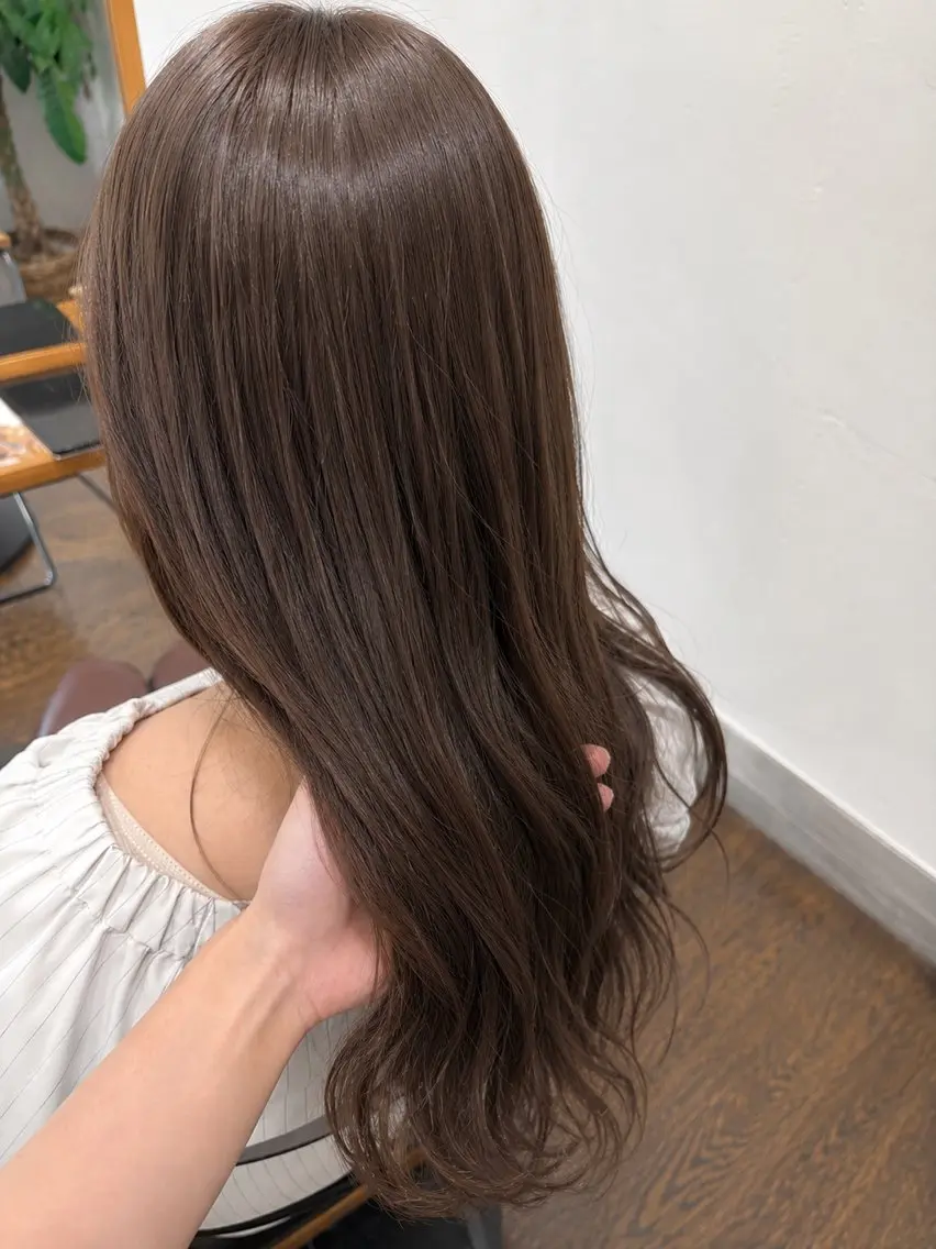 ロング アッシュ アッシュブラウン カット ヘアカラー トリートメント 礒谷 夏帆のヘアスタイル
