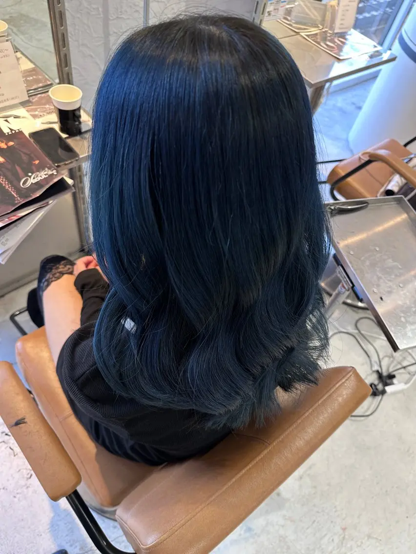 セミロング カラー 黒髪 ブリーチ ブルーカラー ブルーブラック レイヤーブリーチ特化 ホワイト専門/岸のヘアスタイル