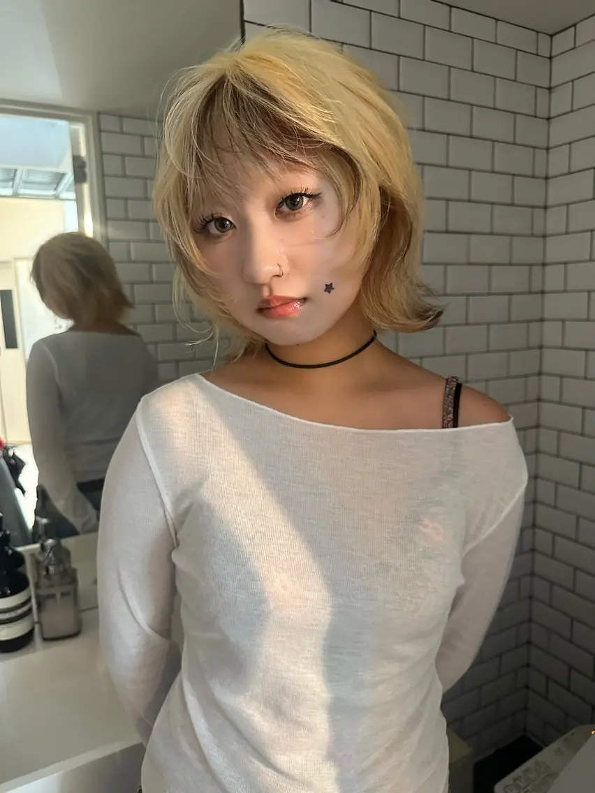 ミディアム カラー ヘアアレンジ MIYU/ケアブリ ーチカラー／デザインのヘアスタイル