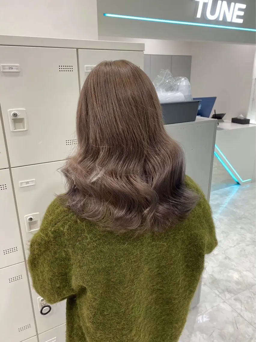 ロング カラー ショコラグレージュ グレージュ ラベンダー💜 グレージュ🩶のヘアスタイル