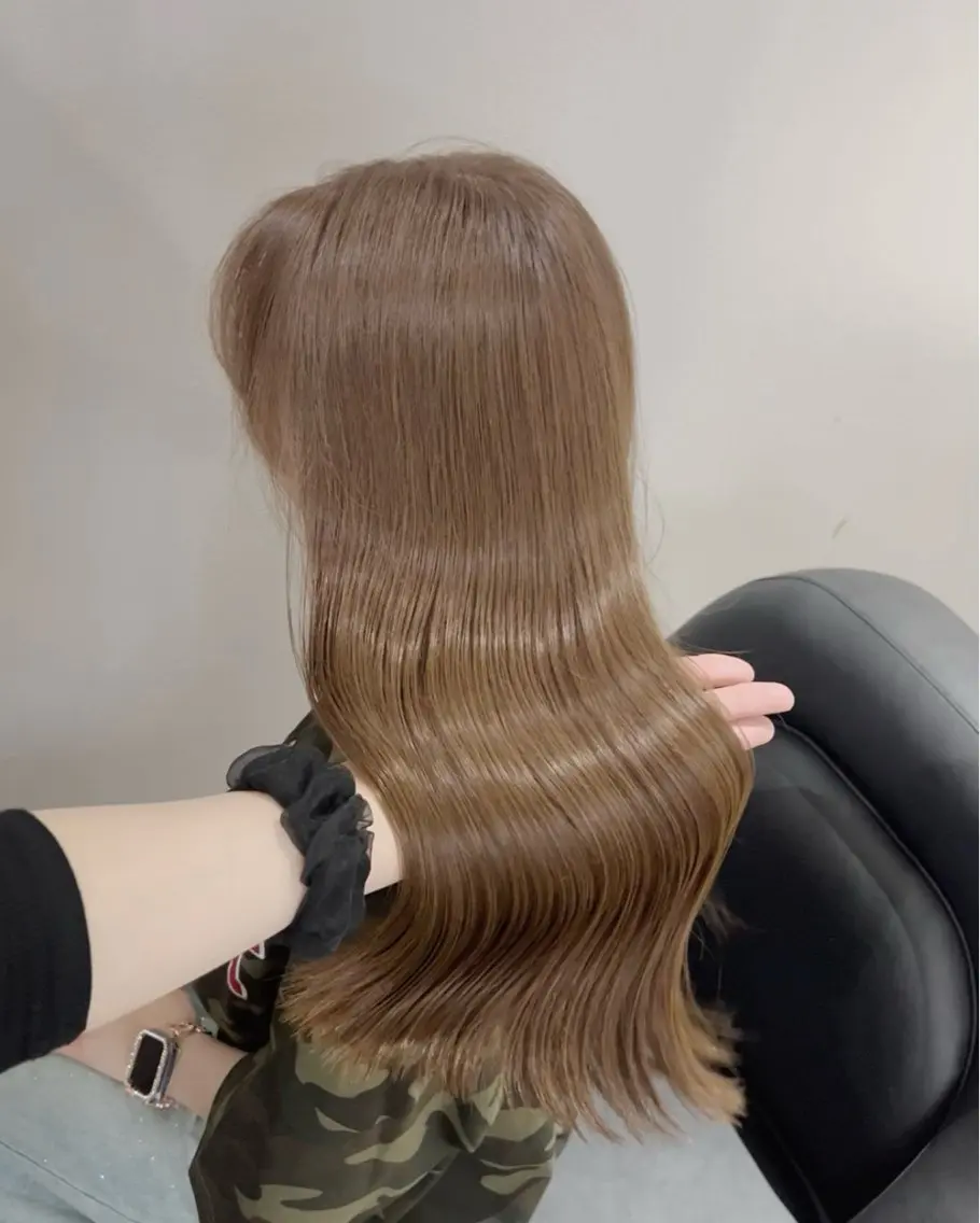 ロング カラー パーマ アッシュ アッシュグレー アッシュグレージュ ベージュカラー ブリーチ カット ヘアカラー トリートメント akira｜ 透明感ベージュ｜梅田のヘアスタイル