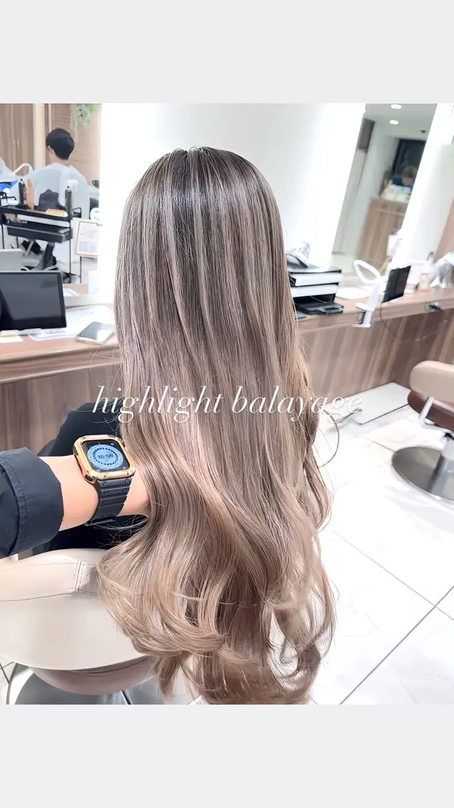 ロング カラー バレイヤージュ ベージュカラー グレージュ ハイライトカラー ミルクティーベージュ ヘアカラー トリートメント 大宮/バレイヤージュ 髪質改善/澤田隆誠のヘアスタイル