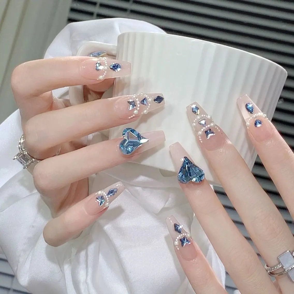 チップ長い出し持ち込みデザインネイルの写真