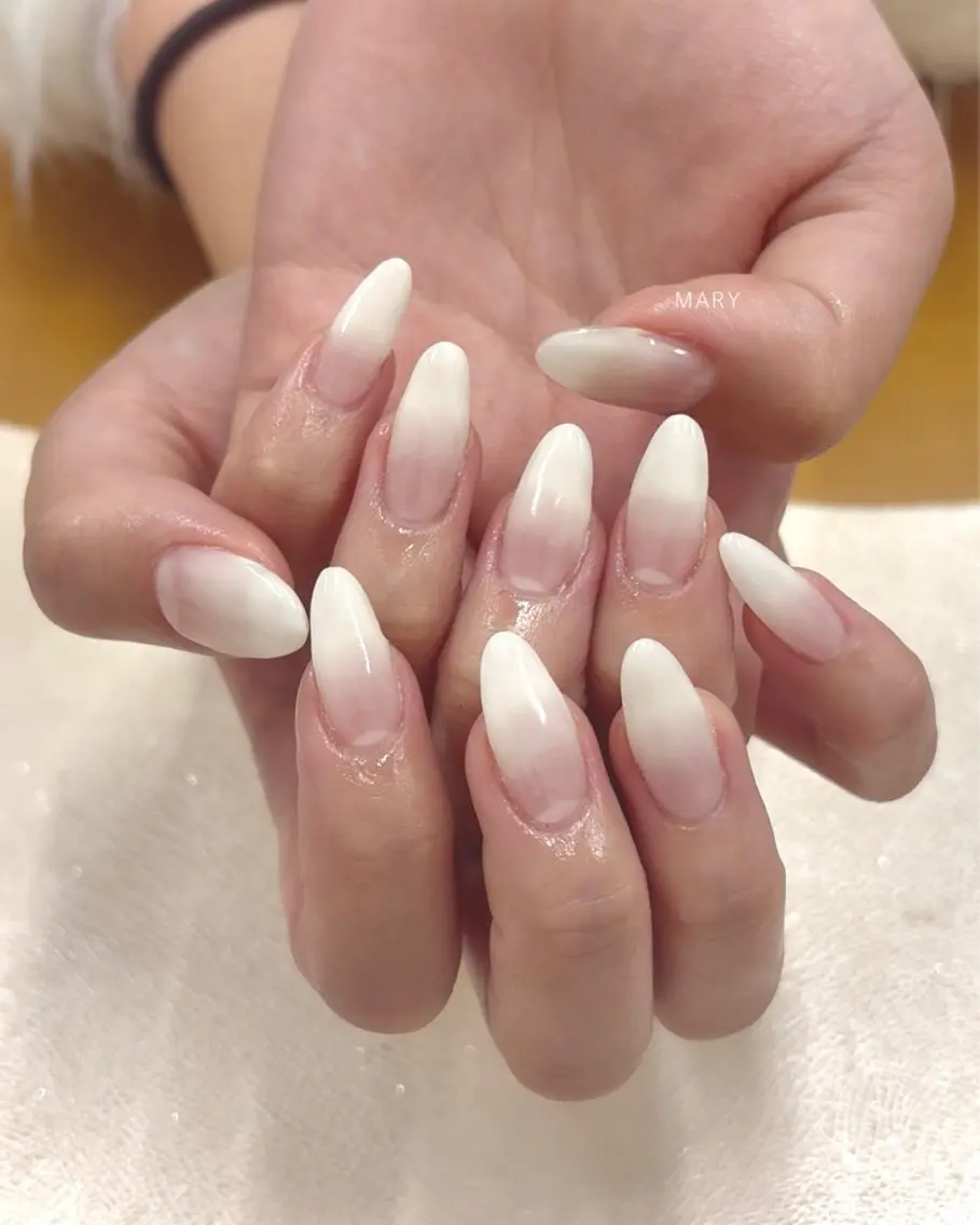 ネイル グラデーション ニュアンスネイル シンプルネイル ホワイト ハンドネイル Mary nail .narumiのネイルデザイン