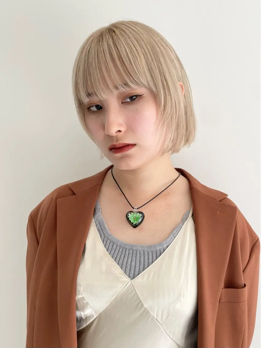 ミディアム ヘアカラー トリートメント ハイトーン💎 ホワイトベージュ坪谷のヘアスタイル