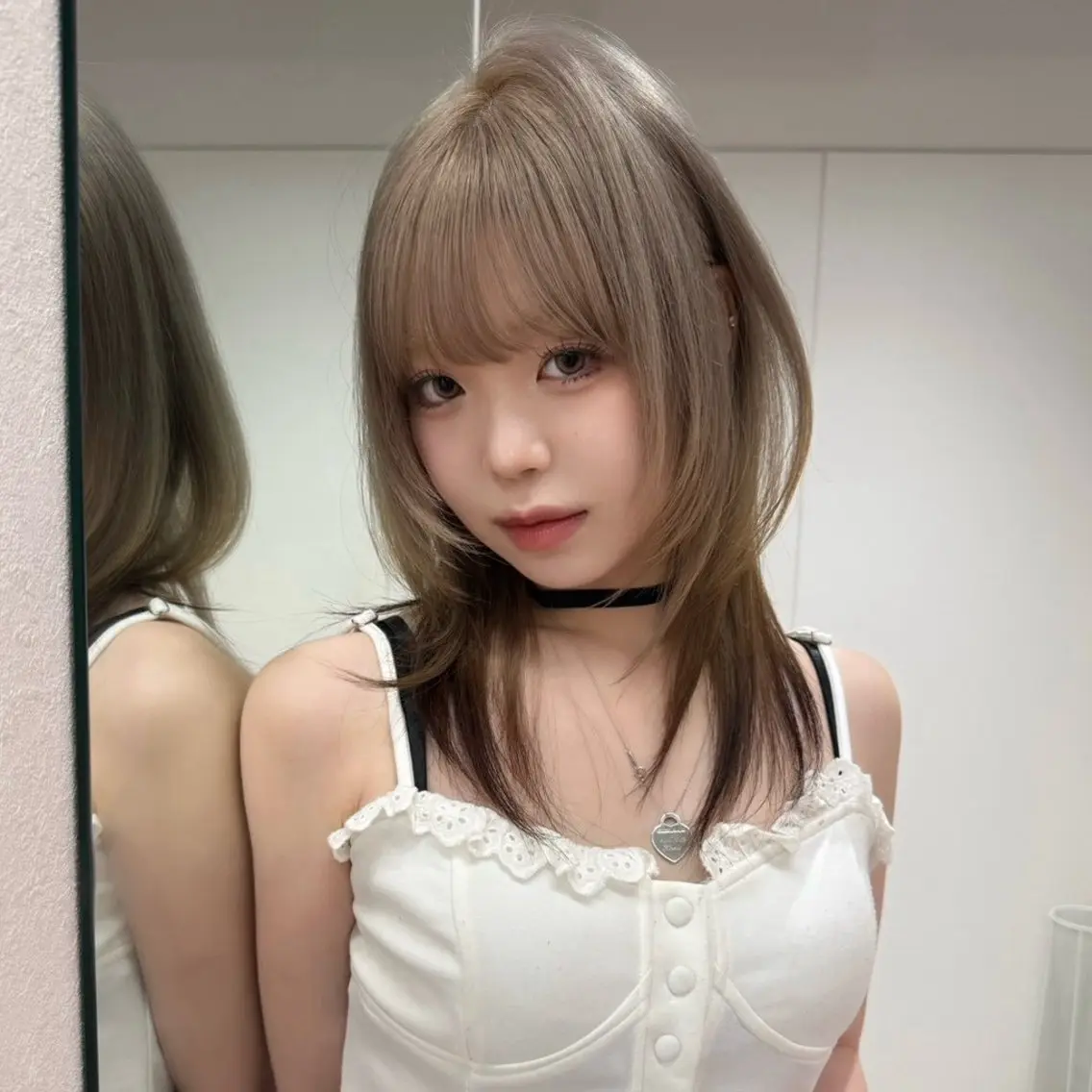 ミディアム カラー ミディアムレイヤー ベージュカラー 透明感カラー 伸ばしかけ 韓国風ヘア ヘアカラー トリートメント 🤍ハイトーン 🤍VIVIE🤍のヘアスタイル